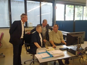 Rien Wijdeven & Ad Donkers krijgen uitleg over de grote scanner