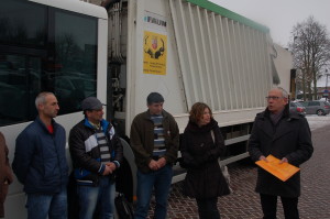 Bert van Sonsbeek (stichting PEP) draagt de vuilniswagen over aan de Roemenen. Foto: Jolwin Dobbelsteen