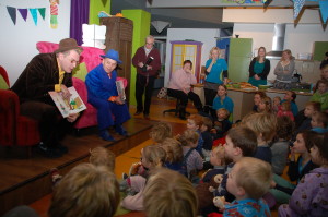 Joris & Boris lazen voor over Dorus. Zij knipte vlaggetjes uit kleding van een politieagent, een clown, een prinsessenjurk en de jurk van mama. Foto: Jolwin Dobbelsteen